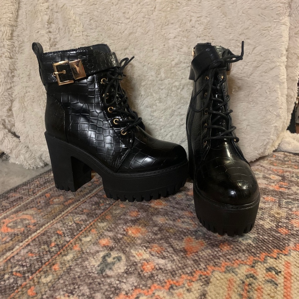Heeled black bootie